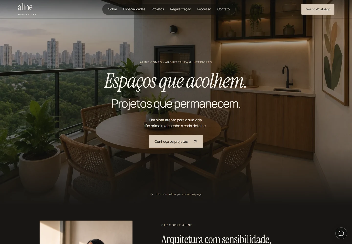 Página inicial do site de Aline Gomes em desktop, com fotografia de uma varanda e o título Espaços que acolhem. Projetos que permanecem.