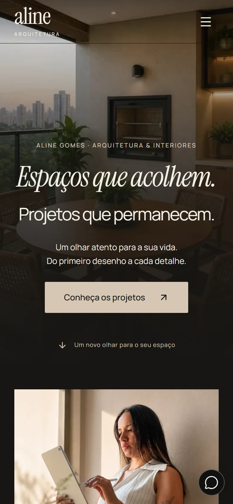 Versão mobile do site de Aline Gomes, com a abertura do projeto de arquitetura e o início da apresentação da arquiteta.